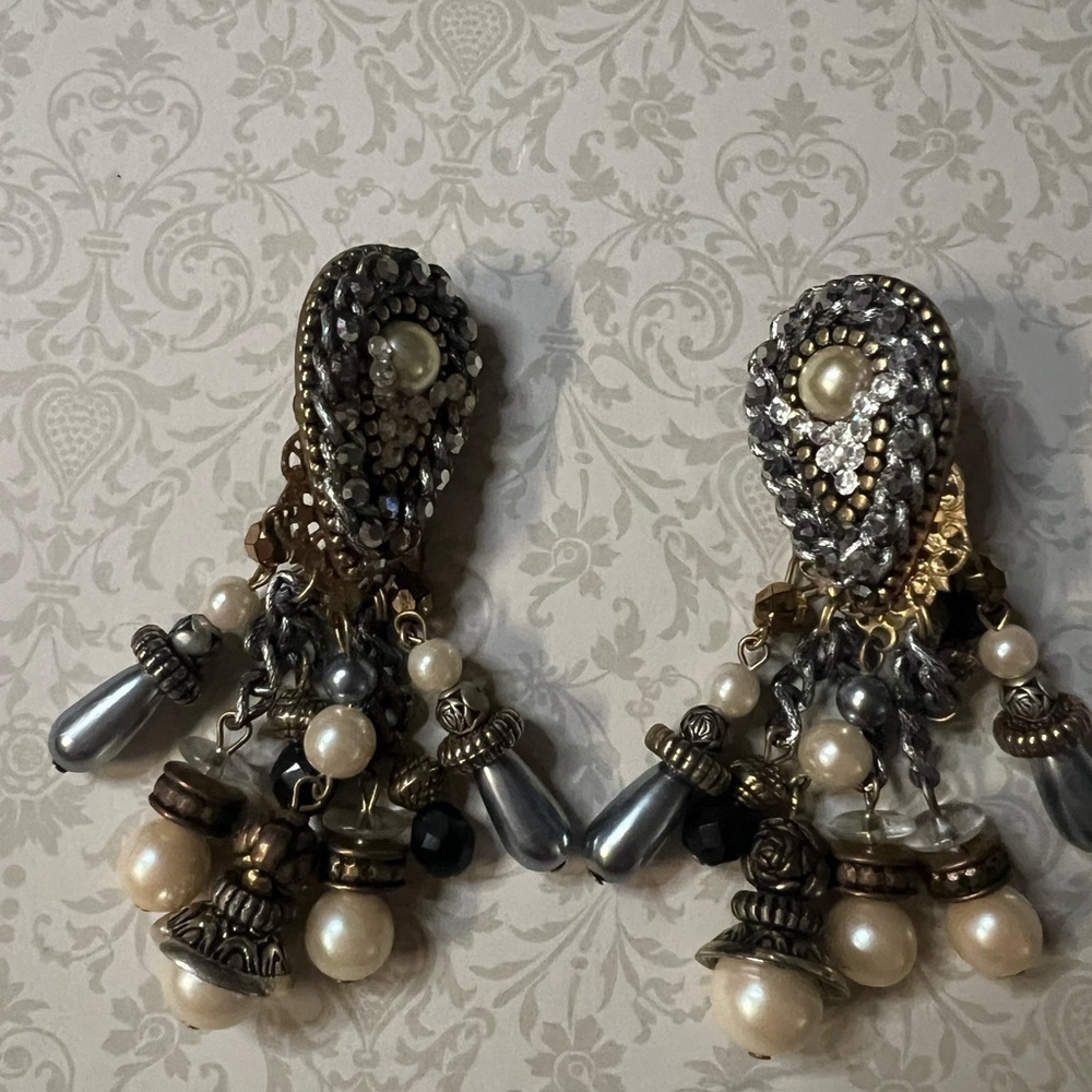 Vintage pearl earrings bundle. These are all CLIP ON EARRINGS. 5 pairs. EUC - Picture 3 of 7
